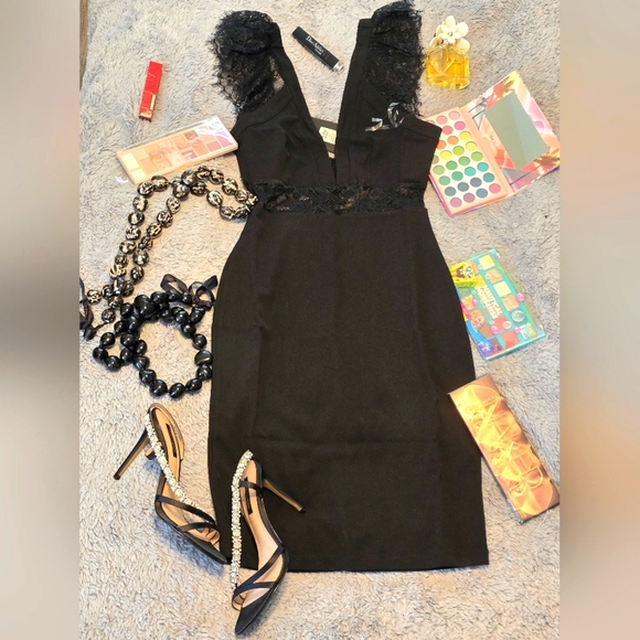 Beautiful black dress with lace down chest 🫠 size Medium - Picture 5 of 6